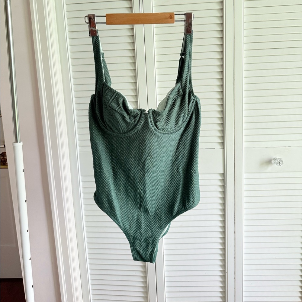 💚 Cupshe Emerald Green Sparkly One-Piece – Size Large